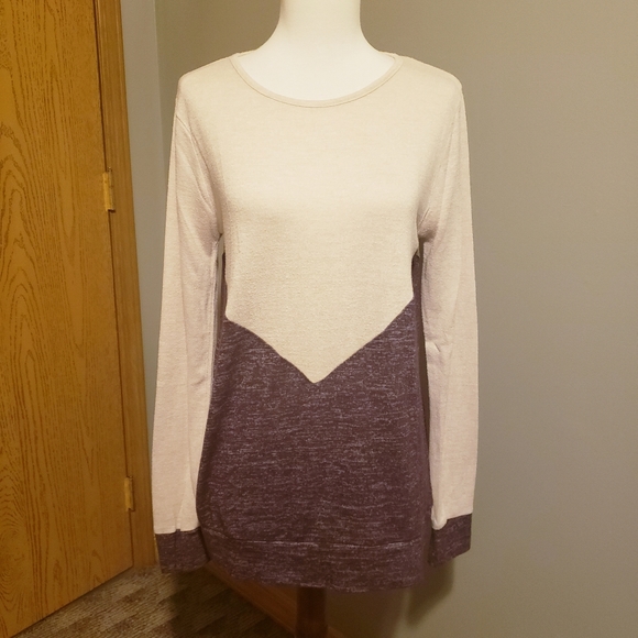 ☀️ 4/$25 … Amal Chevron Knit Top - Picture 2 of 6